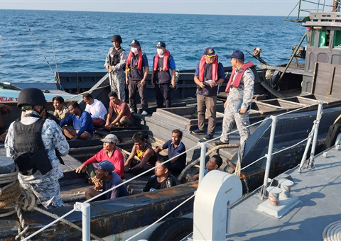 เรือประมงพม่าเข้าน่านน้ำไทยโดยมิได้รับอนุญาตสองลำ